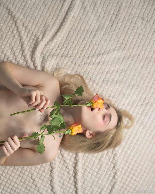 One good news:
Photoshot from my birthday will availible for all tiers! There are footfetish and girl/girl content, but every sub can see that ;) 

𓆩♡𓆪 #blonde #cute #teen #fyp #tits #smalltits #tattoo 𓆩♡𓆪 