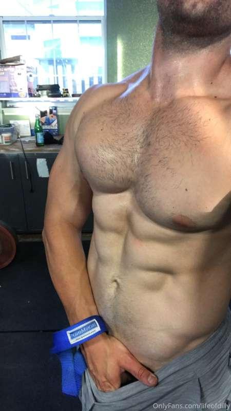 Mid workout sweaty flex 😝
