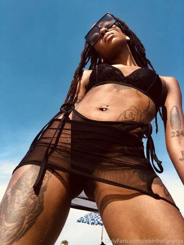 SWIPE for the booty 💙