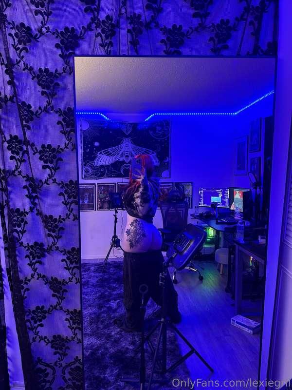 Just some lazy mirror pics 🖤 I’m live on twitch rn if you wa..