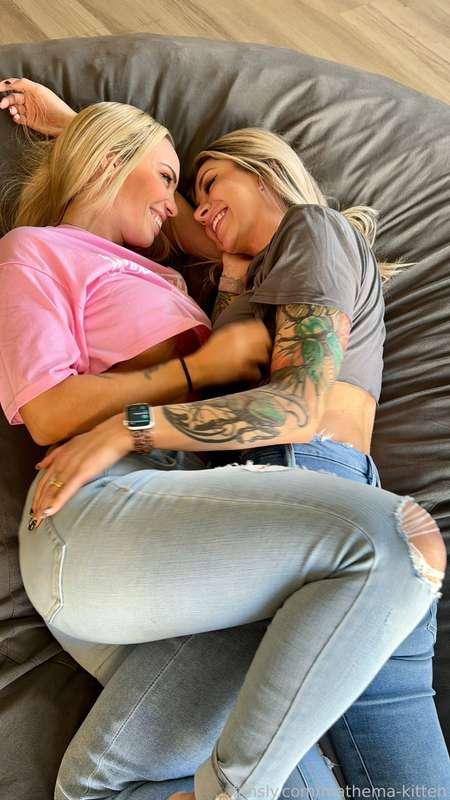 Raise your hand if you like touching yourself to two tattooed blondes pleasuring each other 🙋🏻‍♀️ @xo_rybaby 

It’s been such a long time since I’ve posted g/g content! I miss it 💕 #lesbian #girlongirl #girlskissing #pussyeating #asseating