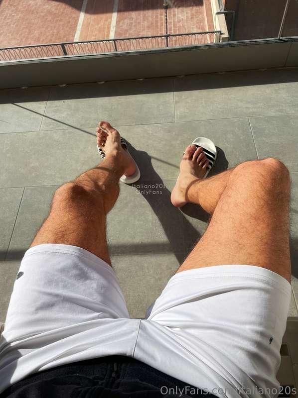 🇮🇹 Pausa caffè al sole, scalzo ovviamente 😋 Chi si unisce? 😈..
