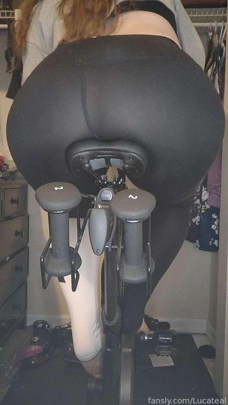 Sorry for picture quality it's a bit difficult and tight on space to set up 👉👈 not just cuz my room is a litttttle messy 🤡

Tip exclusives still available new and old 💕 can't stress how grateful I am 😤

#workout #exercise #bike #ass #booty #thick #feet #sportsbra #croptop #thong #leggings #yogapants #ponytail #fyp #solo #lewd #thighs #legs 