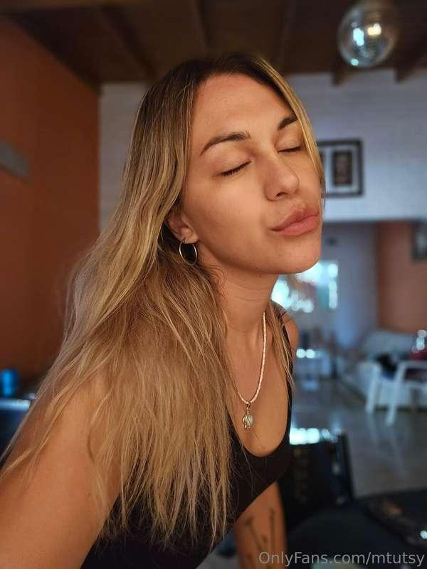  Can you give me a kiss? 