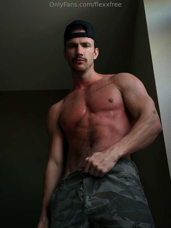 Could you do me a favor..?👀 @flexxconfidential