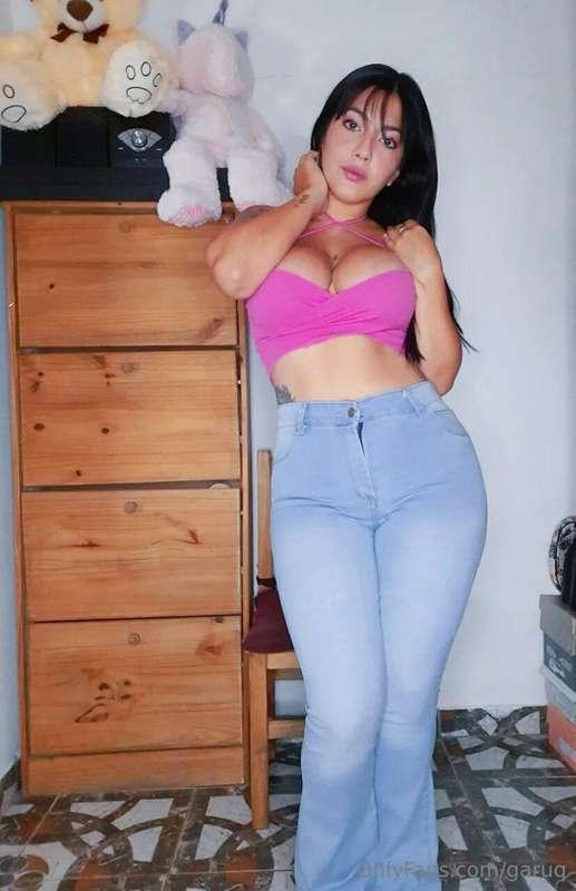 🔥LATIN BRUNETTE 
     WITH A BIG AND JUICY ASS 🔥

  𝐅𝐑𝐄𝐄    ..