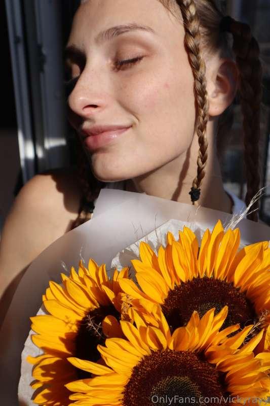 Beautiful flowers for a beautiful girl🌻