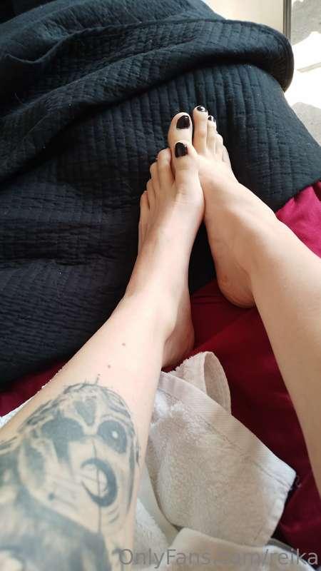 patitass, amoo como se ven mis pies con las uñas pintadaas 🤭