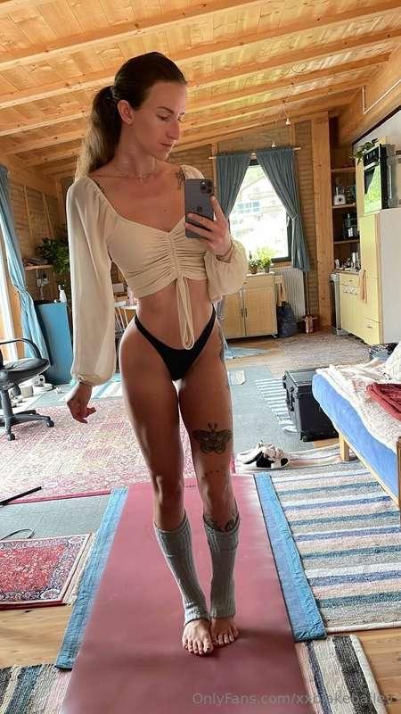 Never too hot to look cute in leg warmers…🤪 helloooo you won..