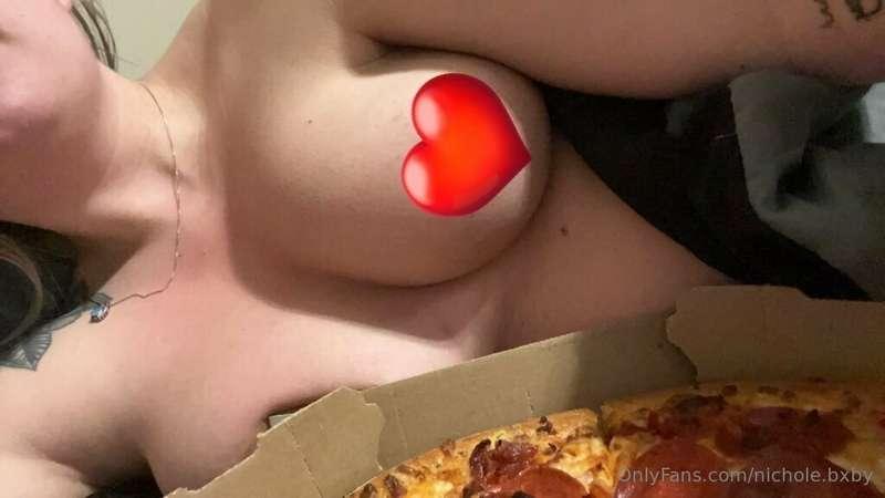 What are you eating first? Me or the pizza? 😋🍕