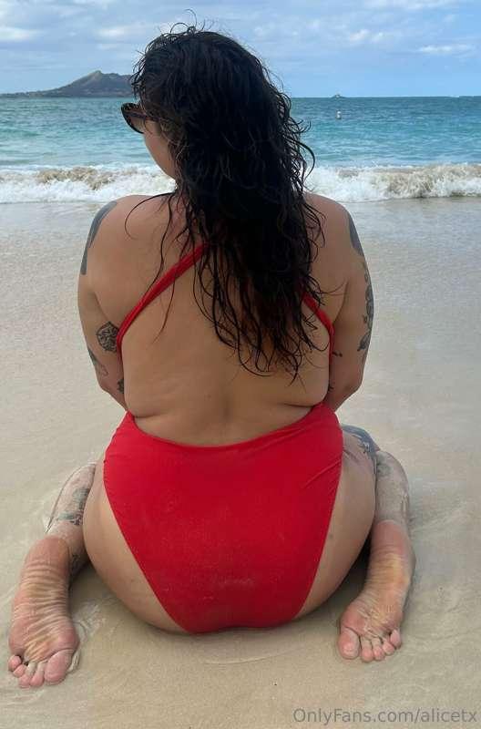 Didn’t get to take too many photos of my feet at beach(too m..