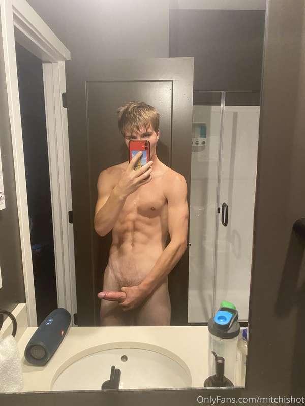 The mirror pics from me are the best 😩🍆
