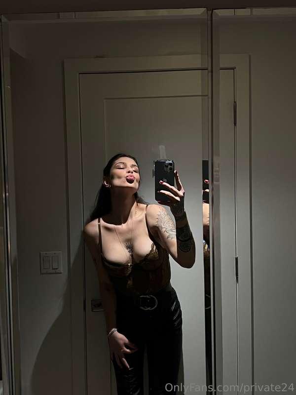 Sending kisses! Wouldn't mind sending a bit more... 😈