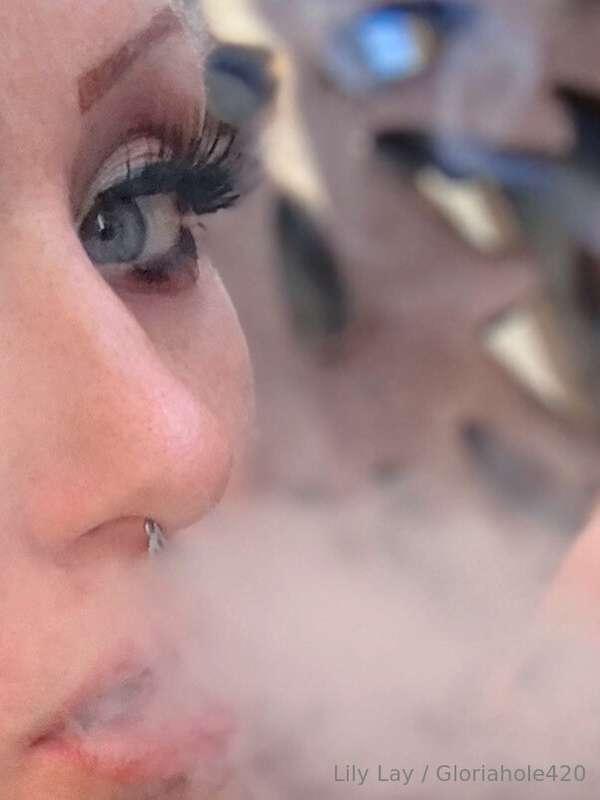 😚 💨 💨 smokin w my titties outtt