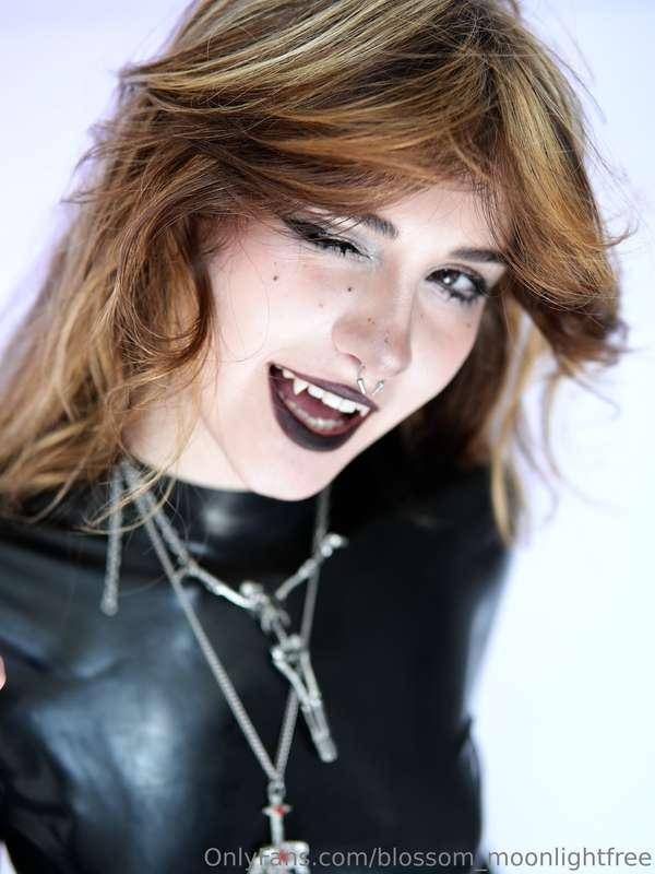 Latex Vampire Mommy wants a bite >:[What happens afterwards?..