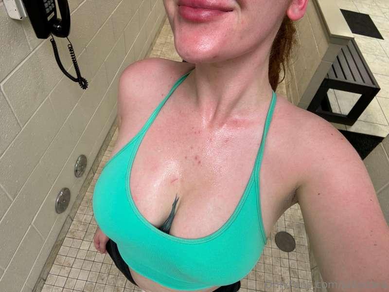Sweaty gym sesh💦 would you lick it up?🥹
