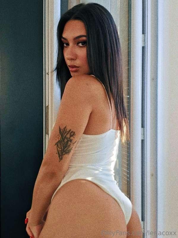 Regarde-moi bien... mais touche avec les yeux 😏🍑
