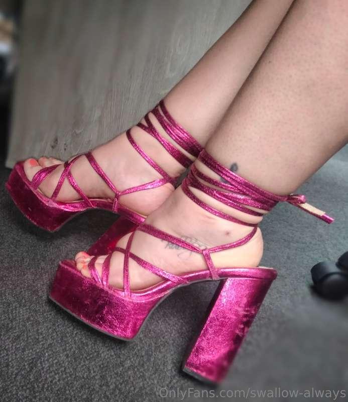 Would you let me walk all over you, daddy... 😌🥺