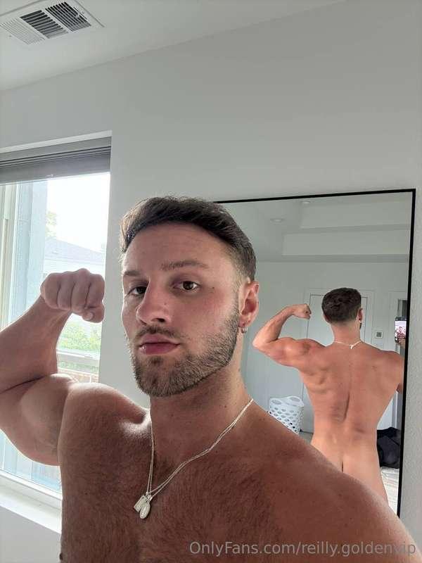 Who's here for that cake 🍑