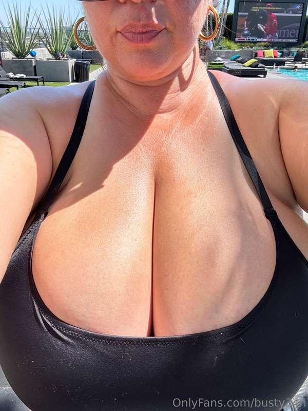 I love pool days 💦