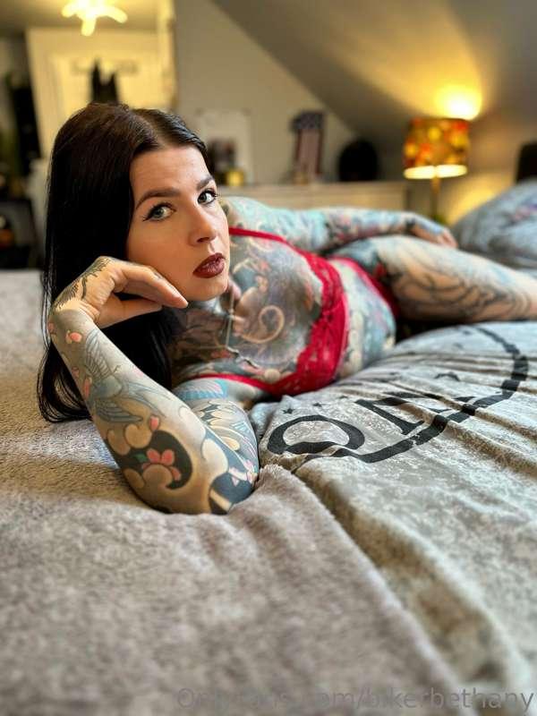 Lonely lazy day.. Who’s wants to keep me company? ❤️‍🔥