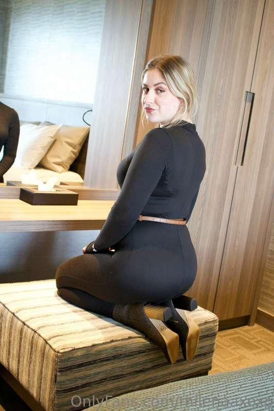 Do you Like me Sitting on my Knees in Front of the Mirror? S..