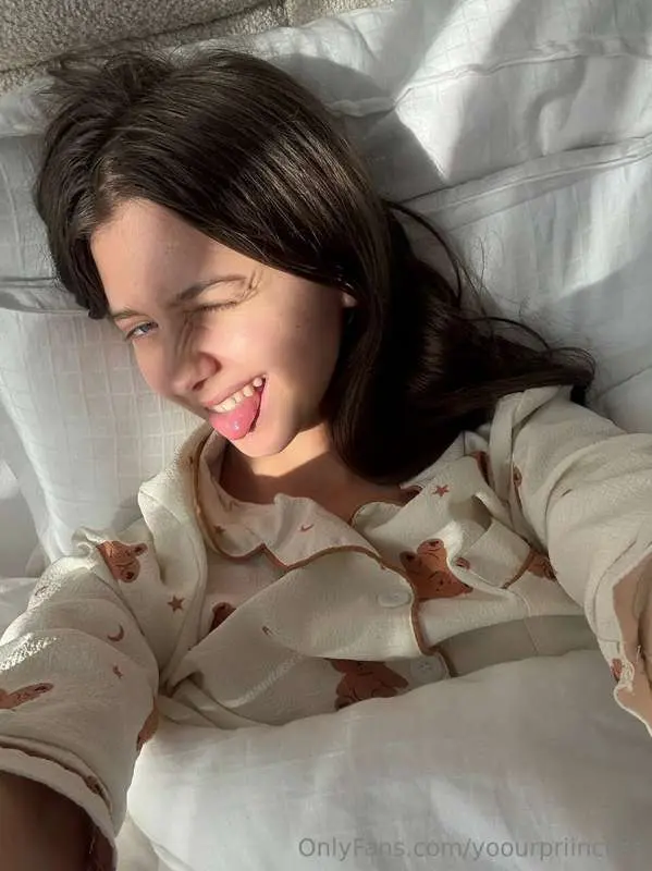 I'm still lying in bed, hehe 😄🛏️