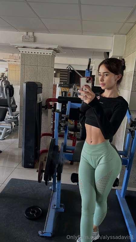 gym mirror selfies>> would you spot me while squatting?