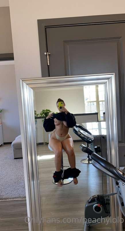 good morning from me and my thunder thighs 🥰