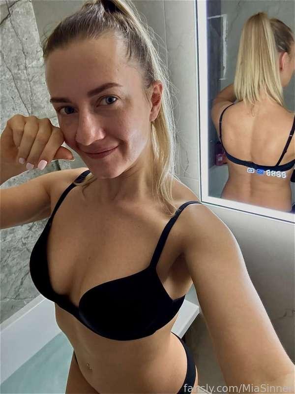 Your slut wants to show you her holes 🖤 I want you to always look at me😈

#slut #new #horny #milf #amateur #fit #petite #piercings #lingerie #blonde