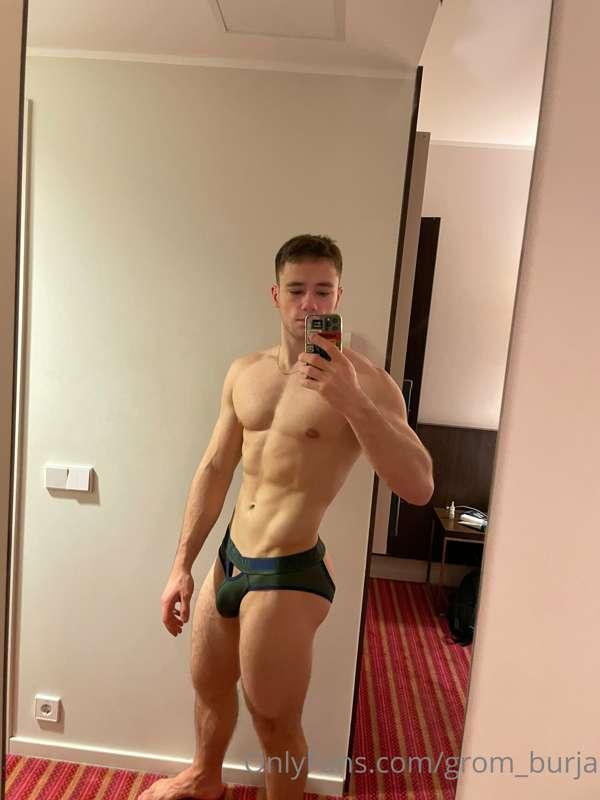Heey😏.

There are 4 vids:

-First video of me getting undres..