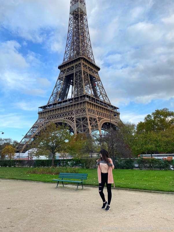 Nudes with monuments part 2: Eiffel Tower 😆