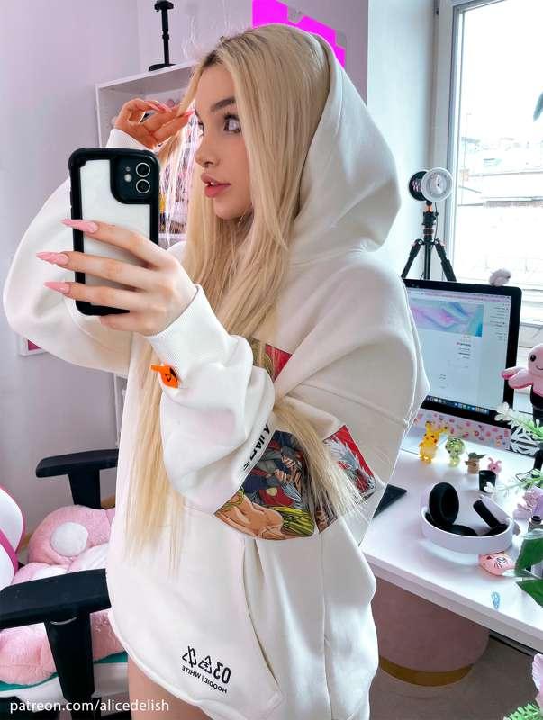 why wear pants if you got an oversized hoodie :)