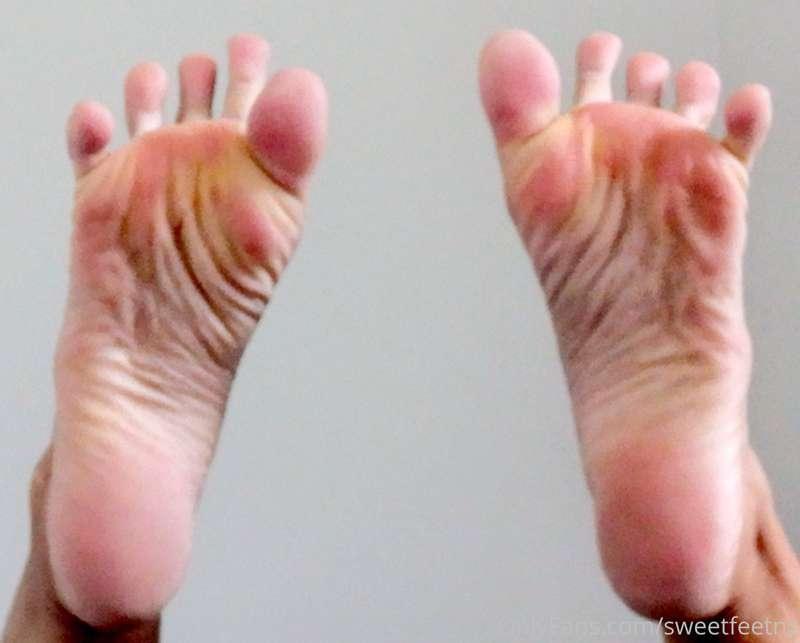 Wrinkly Sole Toe Spread after a long hot shower. Best I oil ..