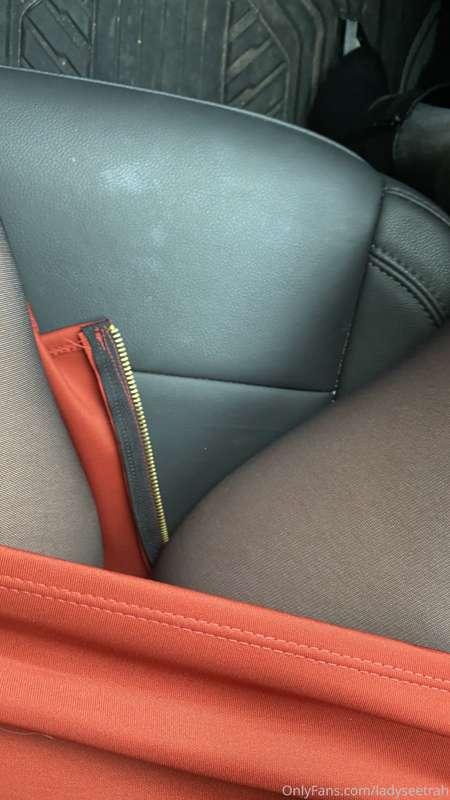 Scroll to discover my black Neon 40 gusset.