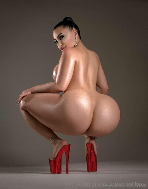 CURVY COLOMBIAN QUEEN @valentinaaperez WITH THE MOST DELICIO..