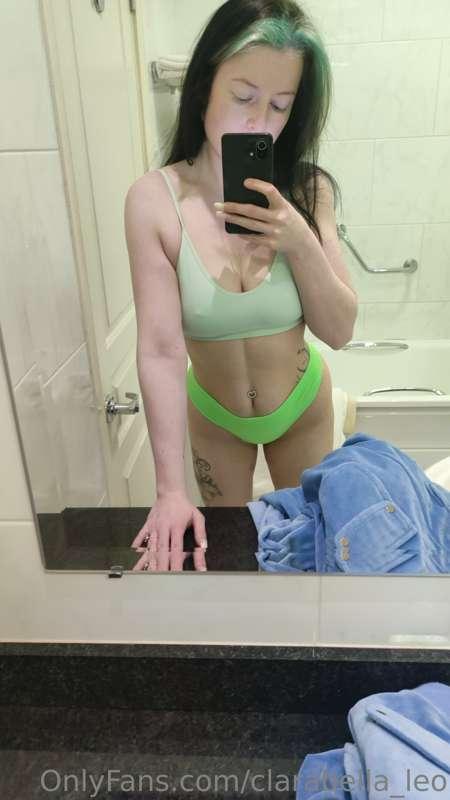 Just a spam of hotel mirror selfies 💚 
I ate so much chicken..