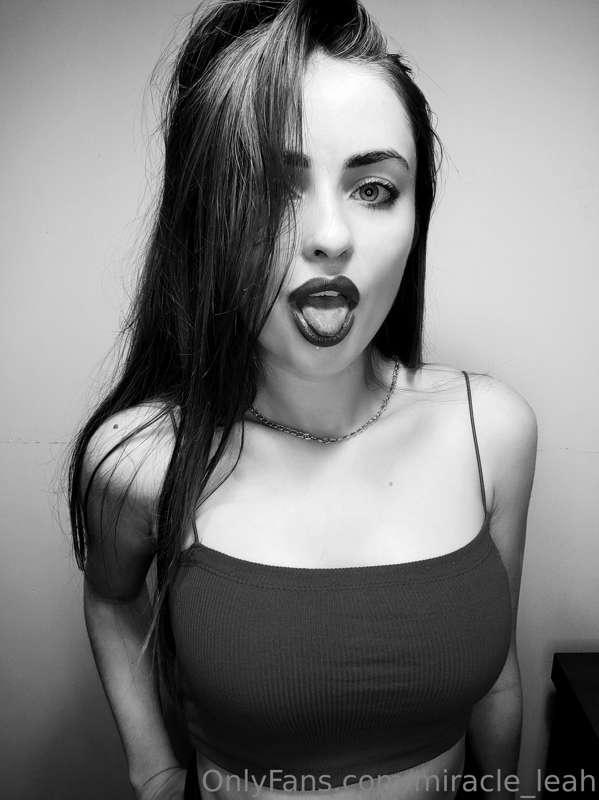 seducing you in black and white🖤🤍