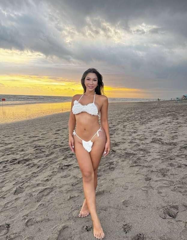 I'm even hotter than the view. 🤤💦