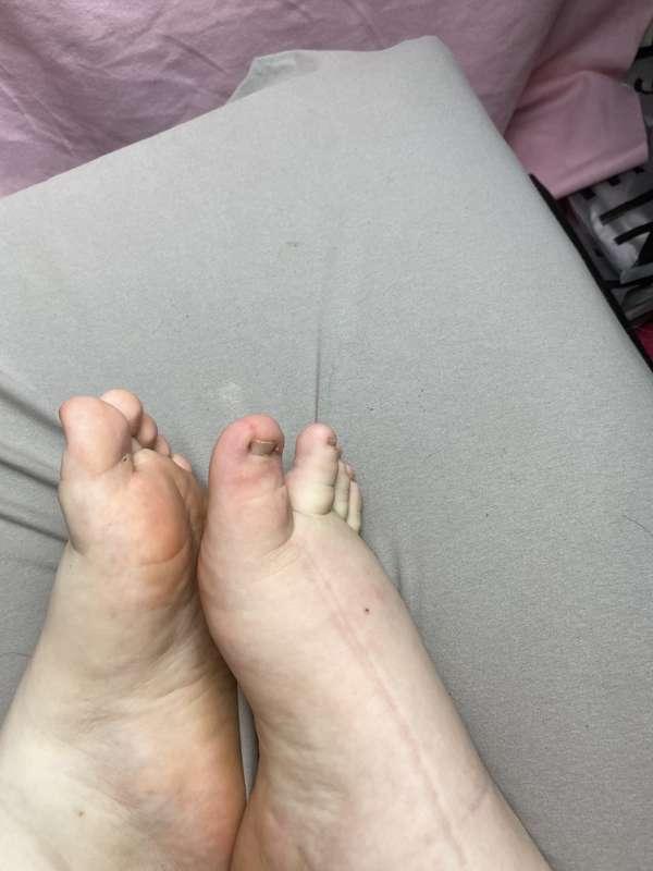 Kiss and suck my Toes!