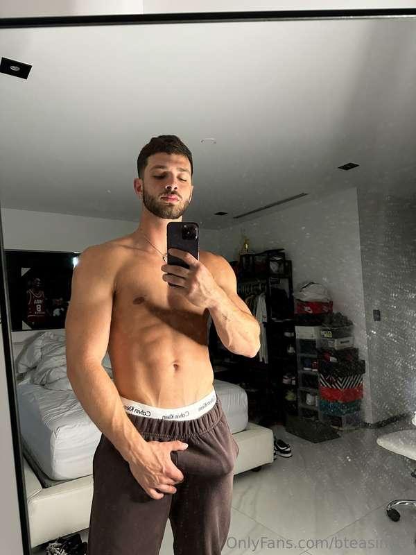I got really horny out of nowhere 🥵Open to see how it ends 😏