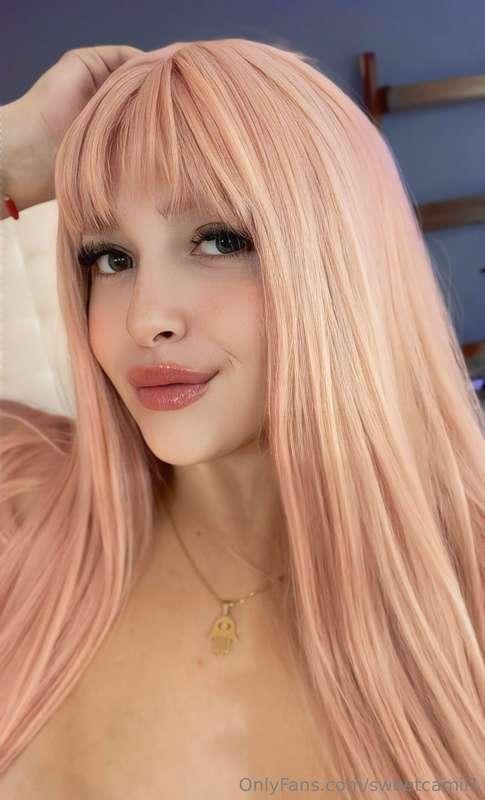 Do you like this look with pink hair love? 😈💦 if you like le..