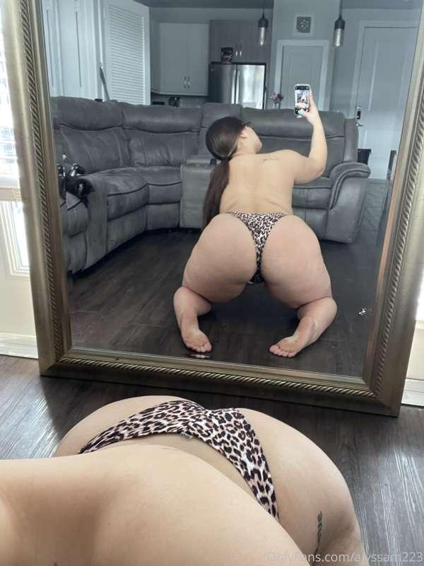 It’s Friday night DM me let’s cum together 🙈 who wants custo..
