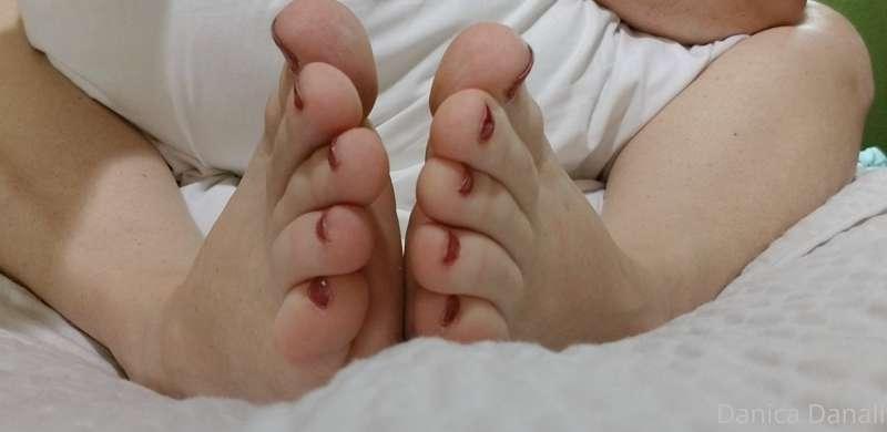 Be a good boy and kiss mommy's delicious toesies!