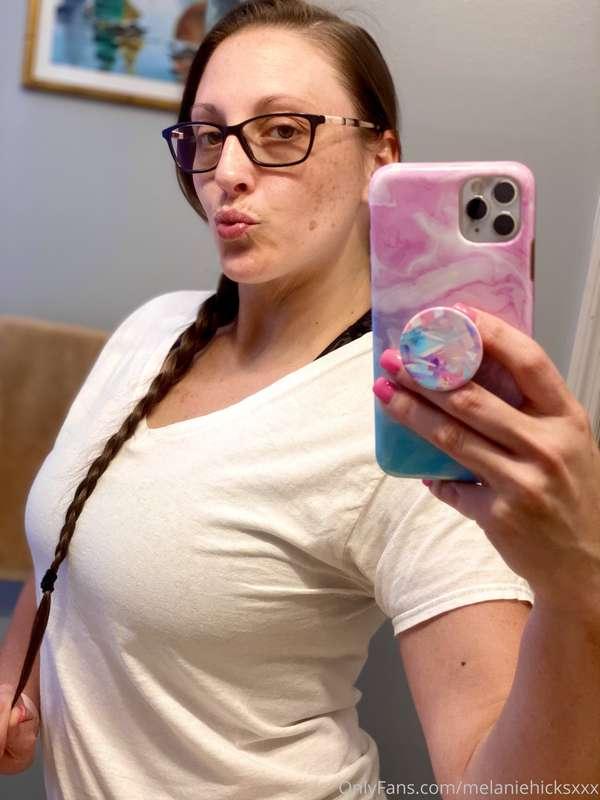 Just another busy work day! Much love! Xoxo! Come make my da..