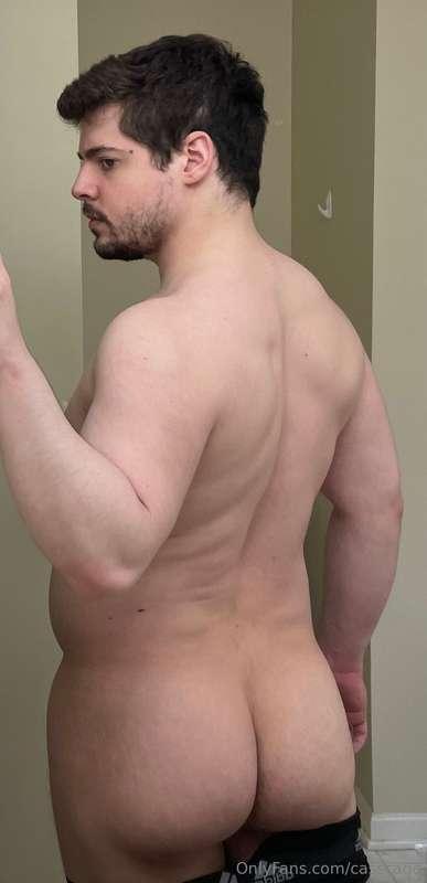 Which ass picture does my 🍑 look better in? 