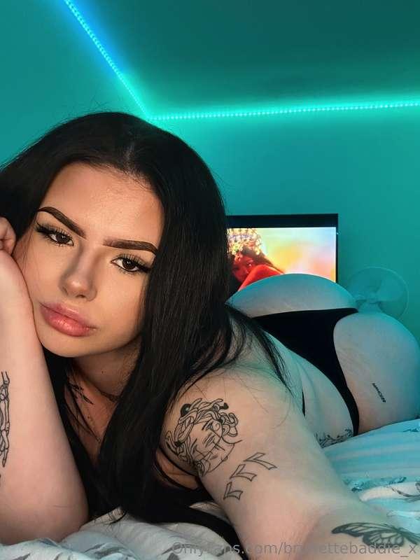 Tatted, thicc and brunette...what more could you want? 😏