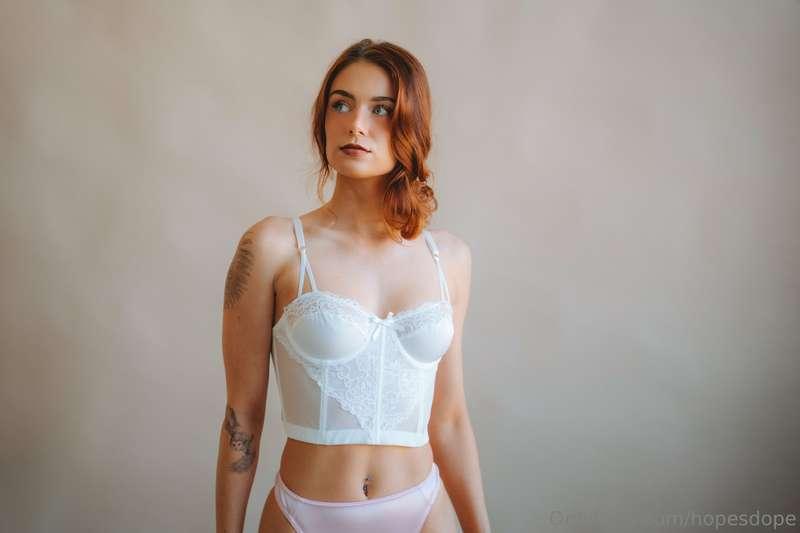 First shot from my most recent shoot 💕 posting the rest of t..