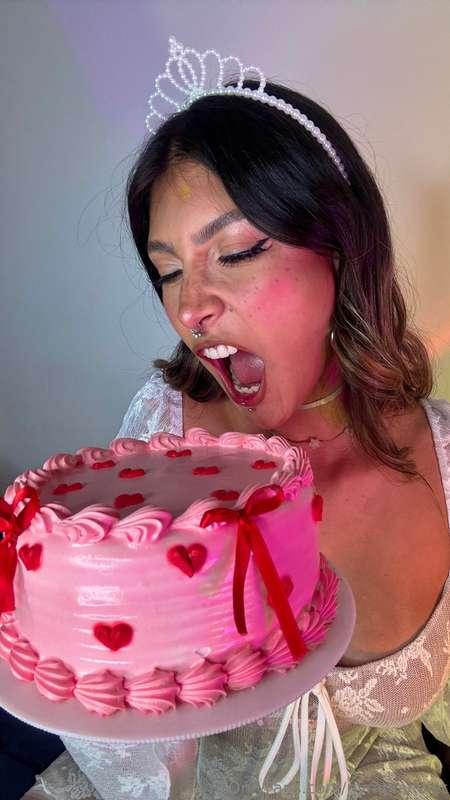 Would you rather eating this whole cake or eating MY CAKE? 🎂..