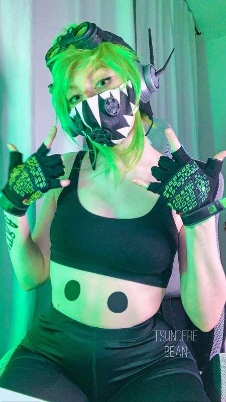 You all ready for the Octrane?🤘🏻 More of my fem!Octane cospl..